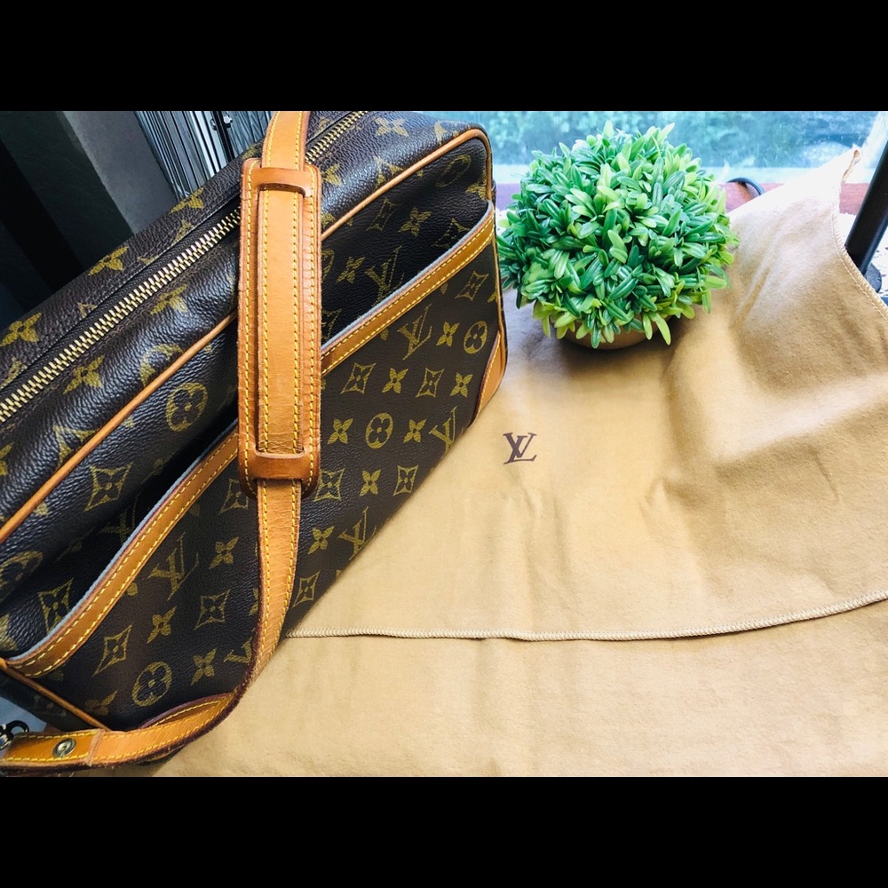 Louis Vuitton
Monogram Trocadero 30
